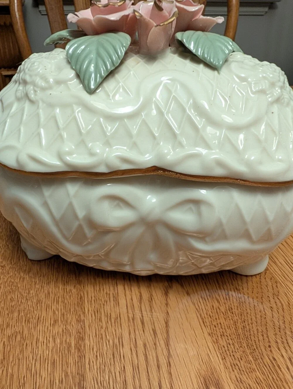 Heart-Shaped Ceramic Trinket Box with Pink Roses & Green Leaves, Quilted Design
